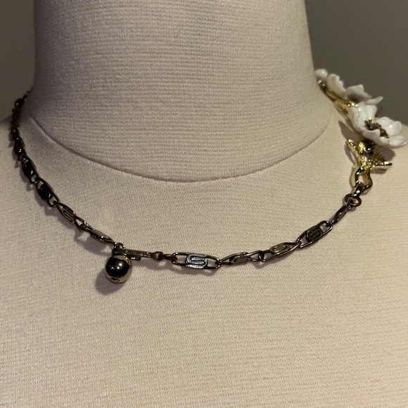 Vintage silvertone Listner Floral Necklace w/ white petals & rhinestone centers - Picture 8 of 9